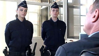 policiere baiser par le patron