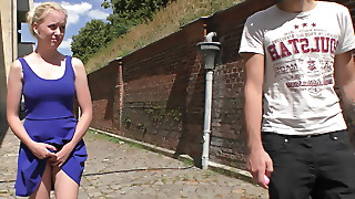 Anna Mai ferngesteuert! Public mit Vibroei zum Orgasmus! Teen, 18, Flash, Pussy, Ass, Titts