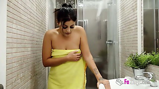 She wants the HORSEDICK CHALLENGE! Inexperienced latina tries her first BBC