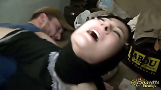 Beurette prise dans un gangbang au fond d un garage