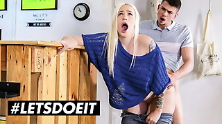 Cheating Girlfriend Arteya Got Horny For The Hotel Staff So She Fucks Him Right There - HORNY HOSTEL