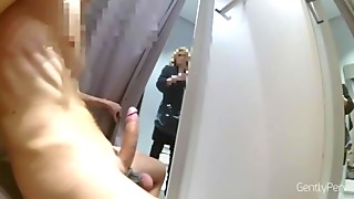 DRESSING ROOM PART1. La signora non riesce a smettere di guardarmi.