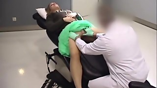 Esto es lo que tu novia hace en la consulta del doctor